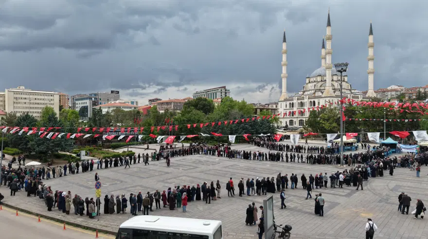 Ücretsiz olduğunu duyan koştu, saatler öncesinden sıraya girdiler 4 Ücretsiz olduğunu duyan koştu, saatler öncesinden sıraya girdiler 4
