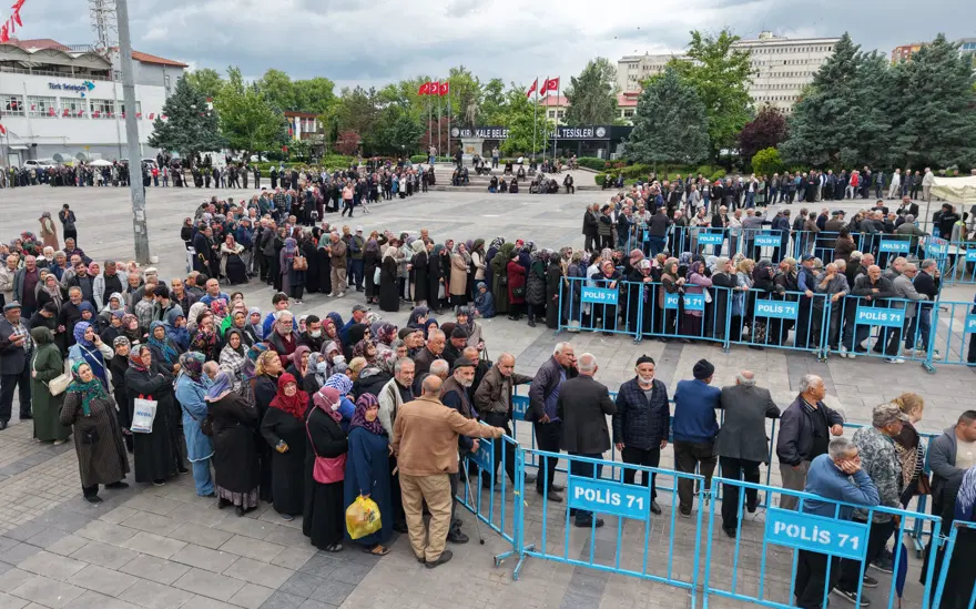 Ücretsiz olduğunu duyan koştu, saatler öncesinden sıraya girdiler 2 Ücretsiz olduğunu duyan koştu, saatler öncesinden sıraya girdiler 2
