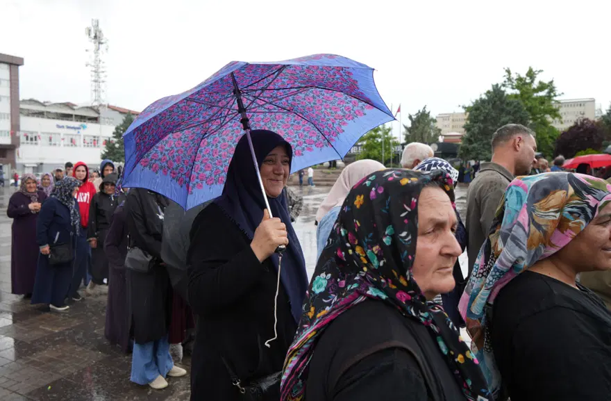 Ücretsiz olduğunu duyan koştu, saatler öncesinden sıraya girdiler 5 Ücretsiz olduğunu duyan koştu, saatler öncesinden sıraya girdiler 5