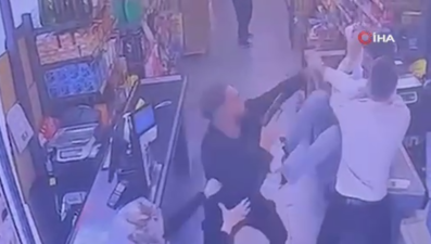 Markette ürün değiştirme kavgası. Çalışana silah çekti