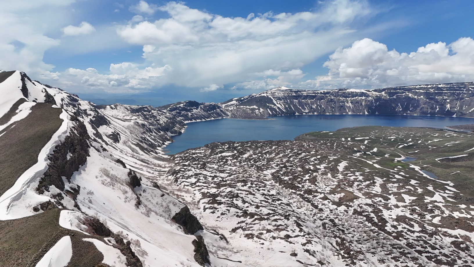 Bir yanda kar, bir yanda bahar. Nemrut havadan görüntülendi