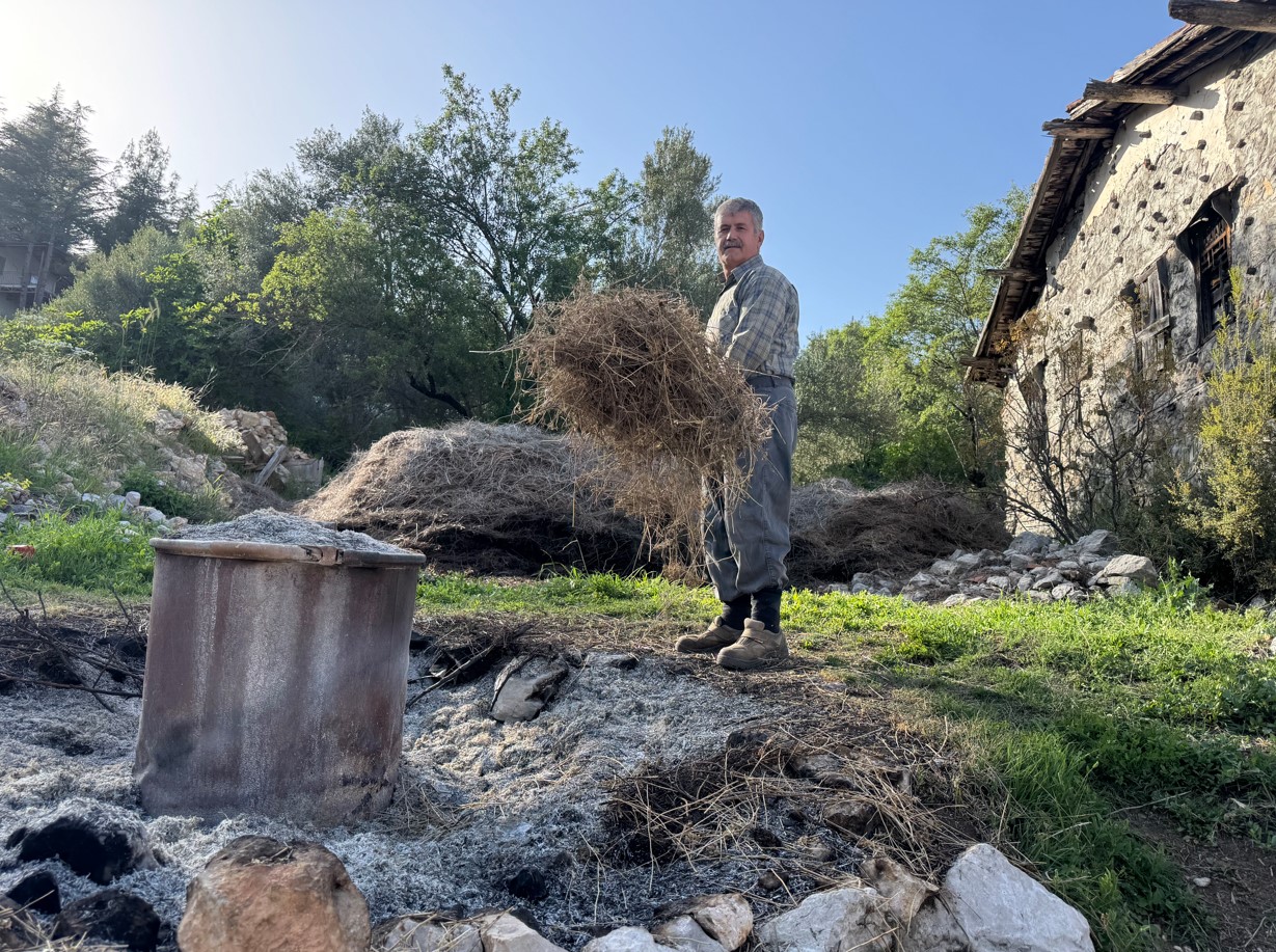 Toroslar'dan topluyor, evinin bahçesinde pişiriyor. 81 ilden talep var
