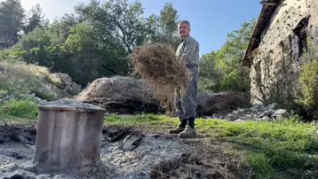 Toroslar'dan topluyor, evinin bahçesinde pişiriyor. 81 ilden talep var