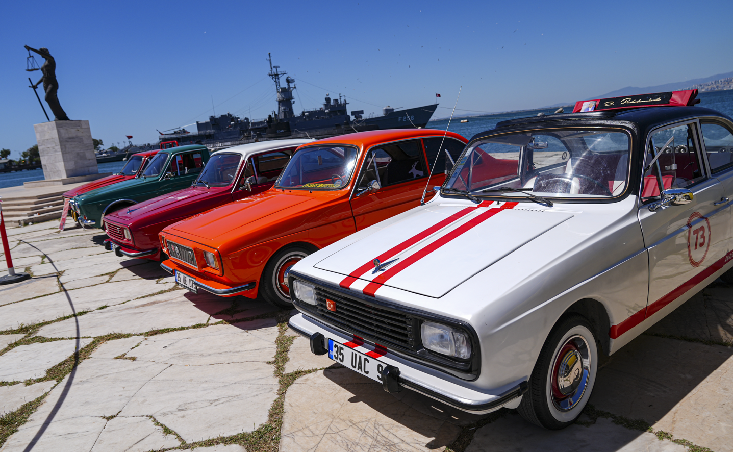 Anadol tutkunları İzmir'de buluştu. 45 araç sergilendi