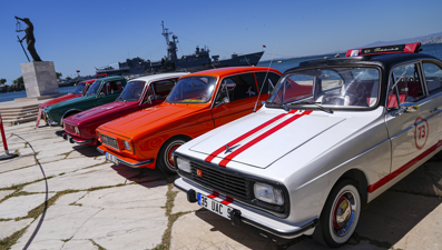 Anadol tutkunları İzmir'de buluştu. 45 araç sergilendi