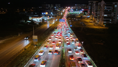 Tatilciler dönüş yolunda. Trafik kilometrelerce uzadı
