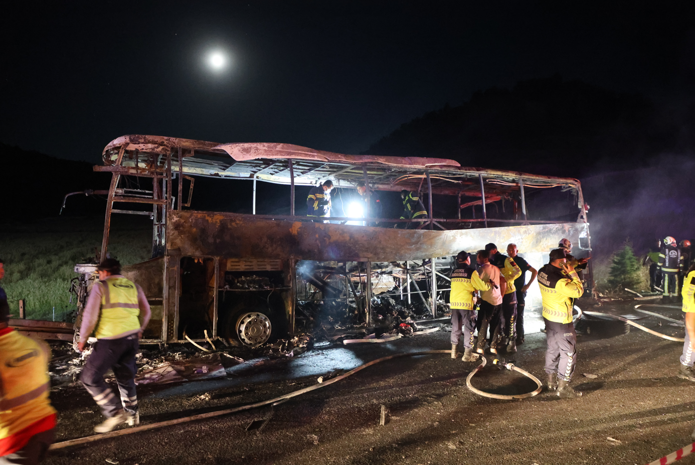 Bariyere çarpıp yanan otobüste 3 ölü, 20 yaralı