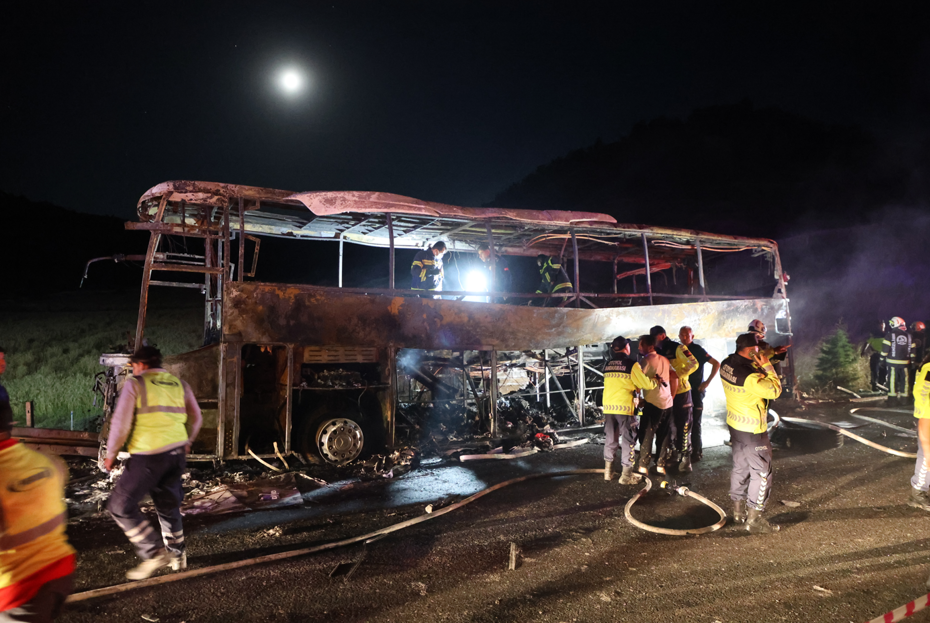 Bariyere çarpıp yanan otobüste 3 ölü, 20 yaralı