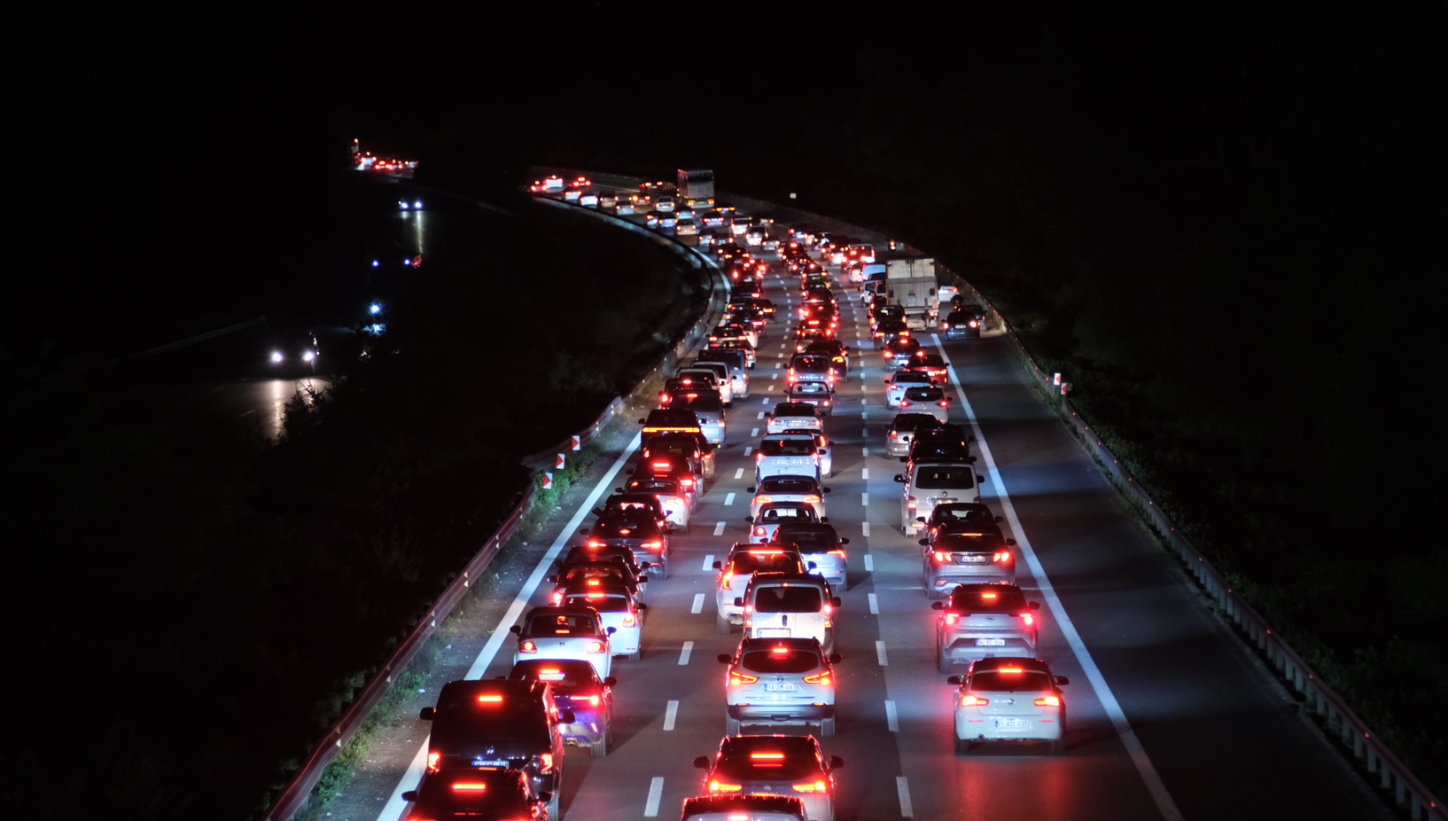 Tatilciler dönüş trafiği sürüyor. Yollar, otogar ve havalimanlarında yoğunluk