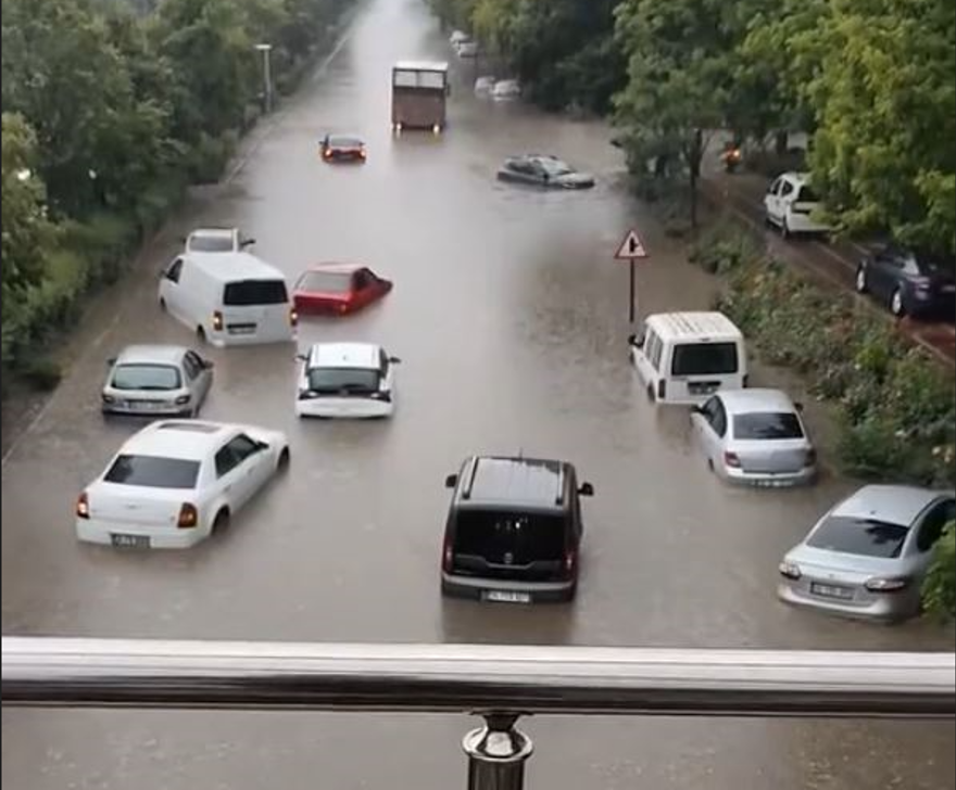 Üç ili sağanak ve dolu vurdu: Bir anda bastırdı, yollar beyaza büründü 1