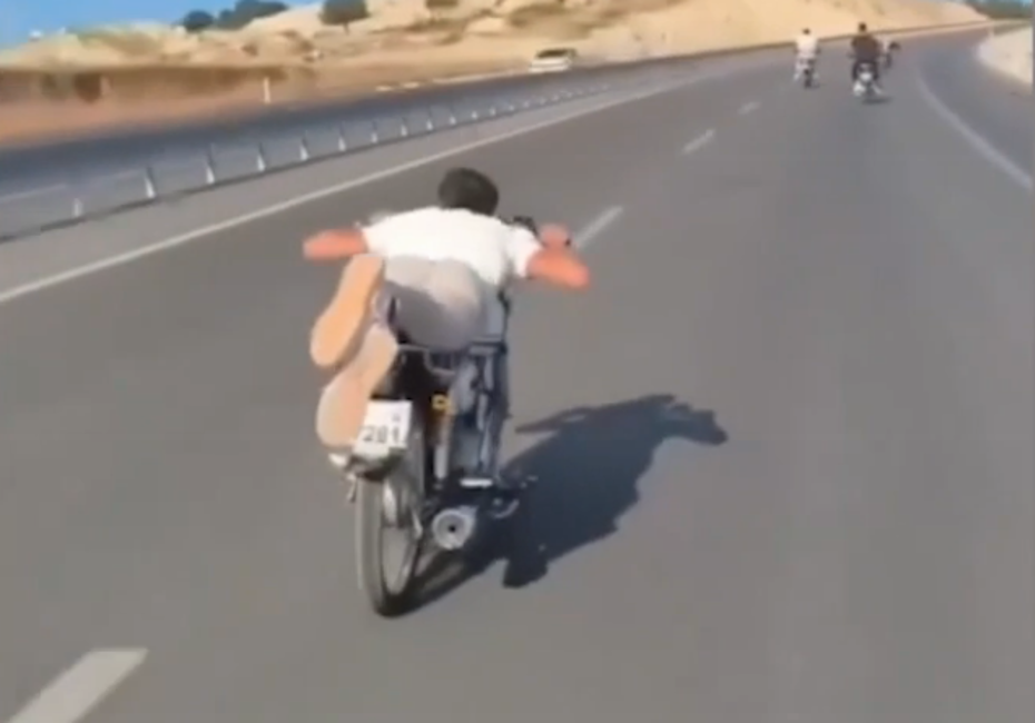 Yatarak motosiklet kullananlara para cezası