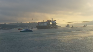 Dev vinç gemisi İstanbul Boğazı'ndan geçiyor. Boğaz gemi trafiğine kapatıldı