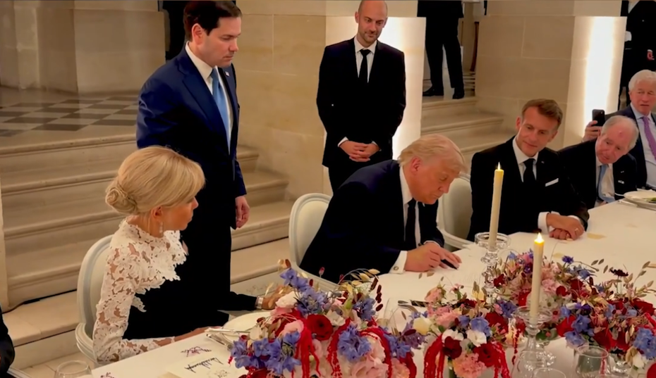 Trump İran anlaşmasını Fransa'da imzaladı