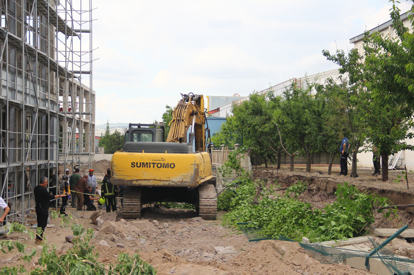 Kayseri'de bahçe duvarı devrildi. Bir işçi hayatını kaybetti