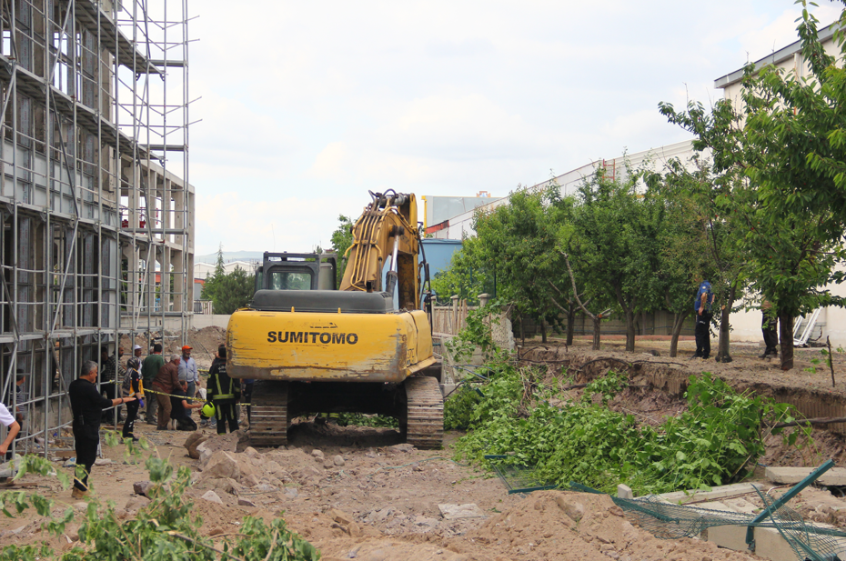 Kayseri'de bahçe duvarı devrildi. Bir işçi hayatını kaybetti