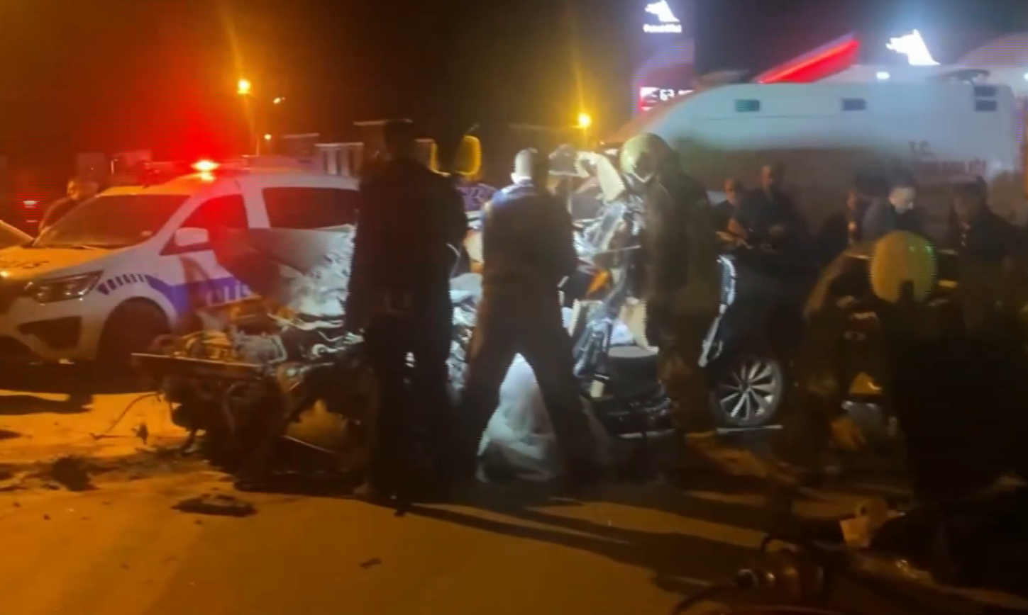 Otomobil duran kamyona çarptı. Feci kazada 3 kişi öldü, 1 yaralı