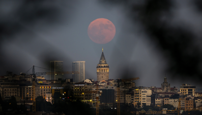 "Çilek Dolunayı" İstanbul manzarasıyla birleşti