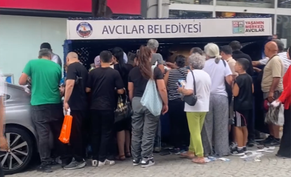 Çöpe atılan cep telefonu kılıfları için sıraya girdiler