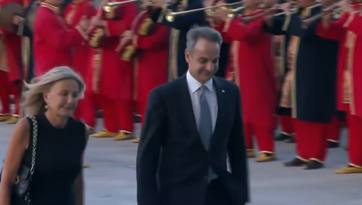 Mehter takımı Miçotakis geçerken Ceddin Deden Neslin Baban'ı çaldı