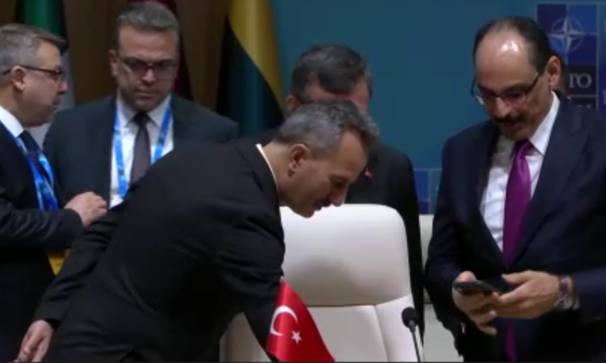 Yakından incelediler. Cumhurbaşkanı Erdoğan'ın kalemi ilgi odağı oldu 1
