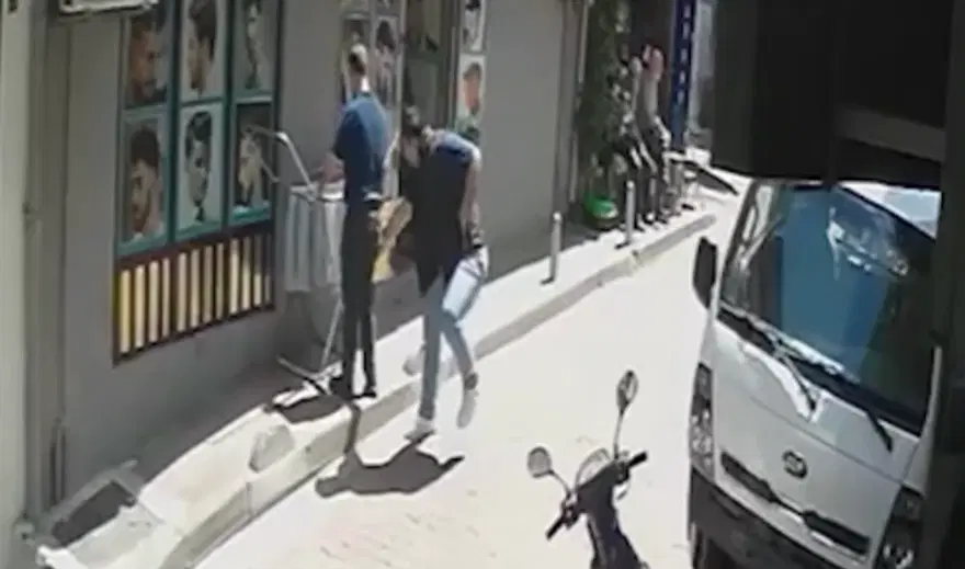 İstanbul'da korku dolu anlar. Tıraşı beğenmedi berberi bıçakladı 