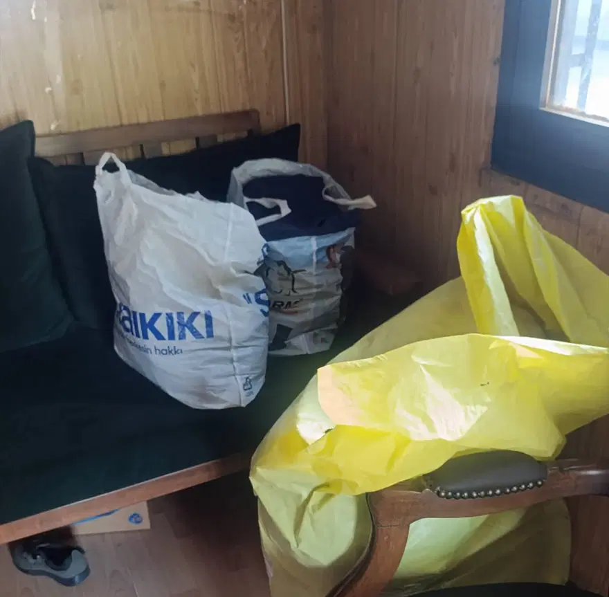 Bağışlanan kıyafetin cebinde servet bulundu, altın ve paraları çorabın içine saklamış 1 Bağışlanan kıyafetin cebinde servet bulundu, altın ve paraları çorabın içine saklamış 1