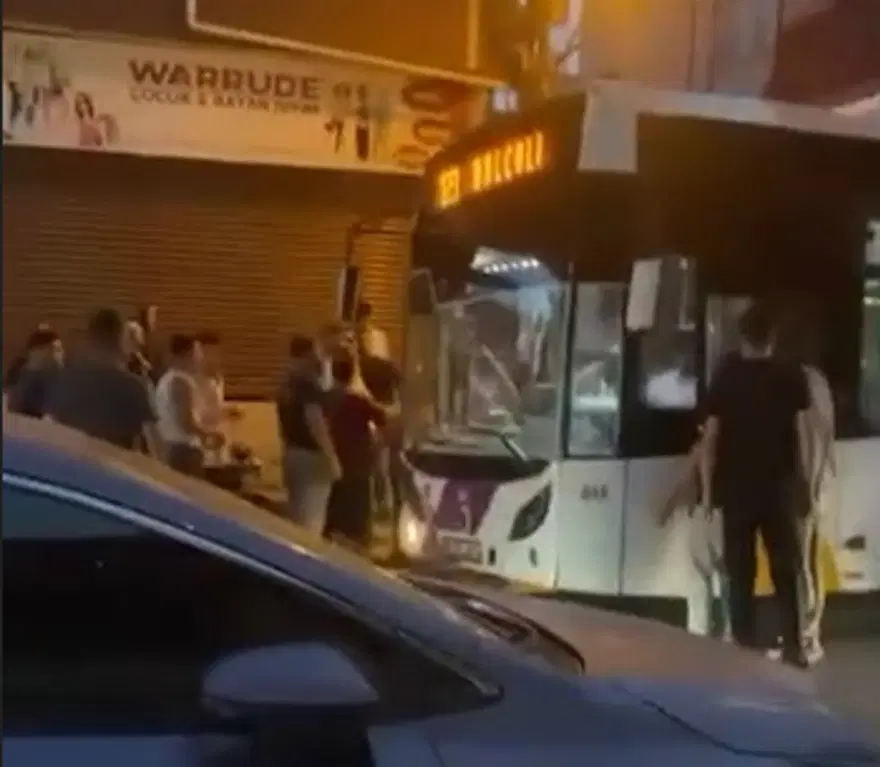 10 kişi belediye otobüsü şoförüne saldırdı. Camdan girip şoförü hastanelik ettiler 1