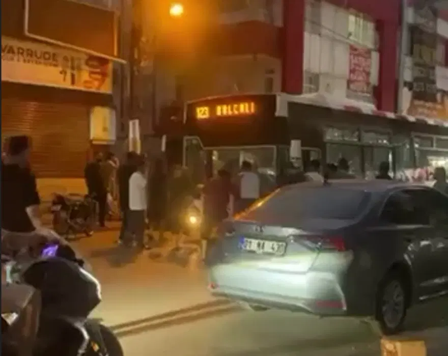 10 kişi belediye otobüsü şoförüne saldırdı. Camdan girip şoförü hastanelik ettiler 