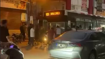 10 kişi belediye otobüsü şoförüne saldırdı. Camdan girip şoförü hastanelik ettiler