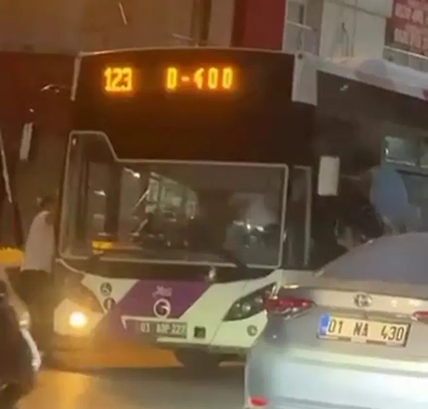 10 kişi belediye otobüsü şoförüne saldırdı. Camdan girip şoförü hastanelik ettiler 4