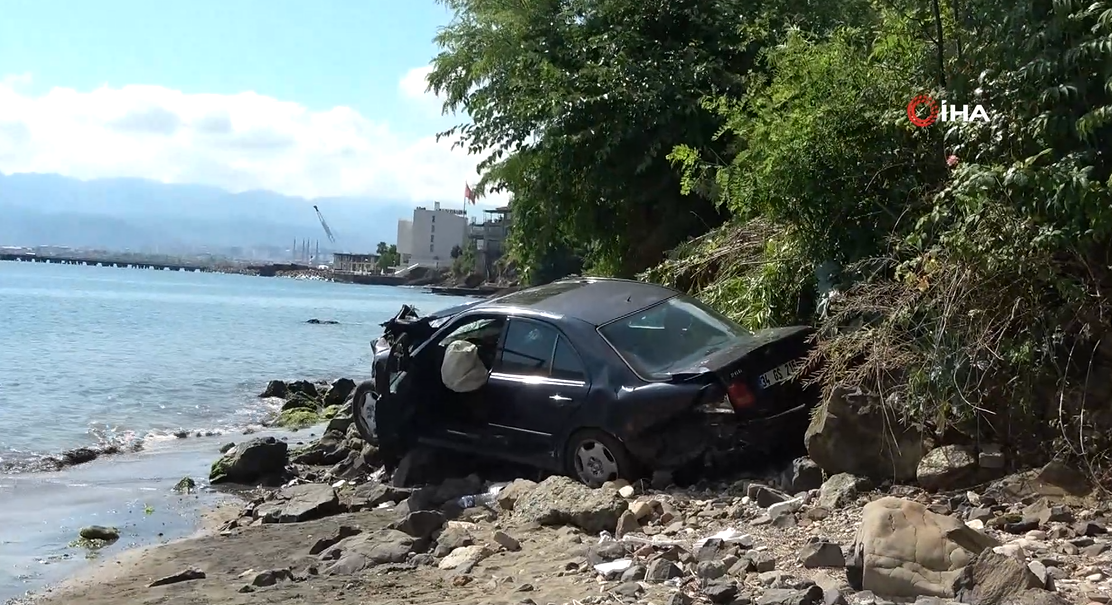 Ordu'da otomobil 30 metreden deniz kıyısına uçtu