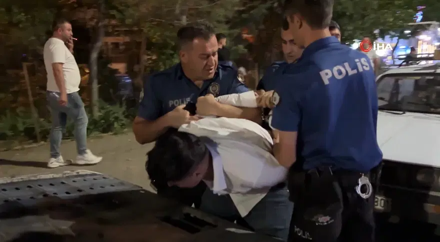 KAZA SONRASI POLİSLE ARBEDE YAŞANDI 1 KAZA SONRASI POLİSLE ARBEDE YAŞANDI 1