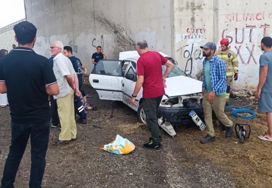 Bursa'da feci kazada 3 kişi öldü. Otomobil köprü altındaki beton duvara çarptı 1