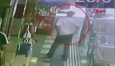 İş yerinin önündeki papağanı kafesinden çaldılarMardin'in Kızıltepe ilçesinde, iki şüpheli, iş yerinin önündeki kaldırımda bulunan kafesteki papağanı çaldı. Şüphelilerden biri iş yeri sahibini oyalarken, diğeri papağanı bir süre sevdikten sonra alıp uzaklaştı.