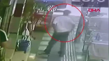 İş yerinin önündeki papağanı kafesinden çaldılar