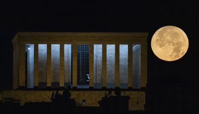Ankara'da dolunay manzaralarıTürkiye genelinde görsel şölen oluşturan dolunay, Ankara'da Anıtkabir ve Kocatepe Camisi ile birlikte görüntülendi.