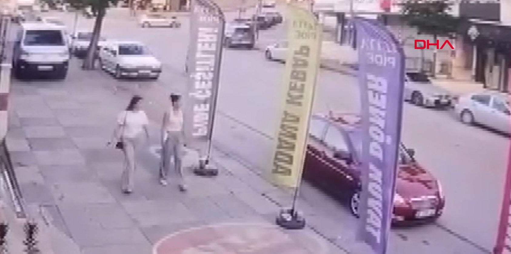 16 yaşındaki kızları taciz edip 72 yaşındaki adamı tekme tokat dövdüler
