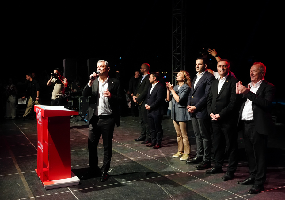 Yeni Parti'nin ilk mitingi. Özgür Özel, Beylikdüzü'nde partililere hitap etti