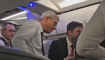 Uçakta rahatsızlandı, ilk müdahaleyi Bakan Memişoğlu yaptıSağlık Bakanı Kemal Memişoğlu'nun seyahat ettiği uçakta bir yolcu rahatsızlandı. Hastaya ilk müdahaleyi Bakan Memişoğlu yaptı.