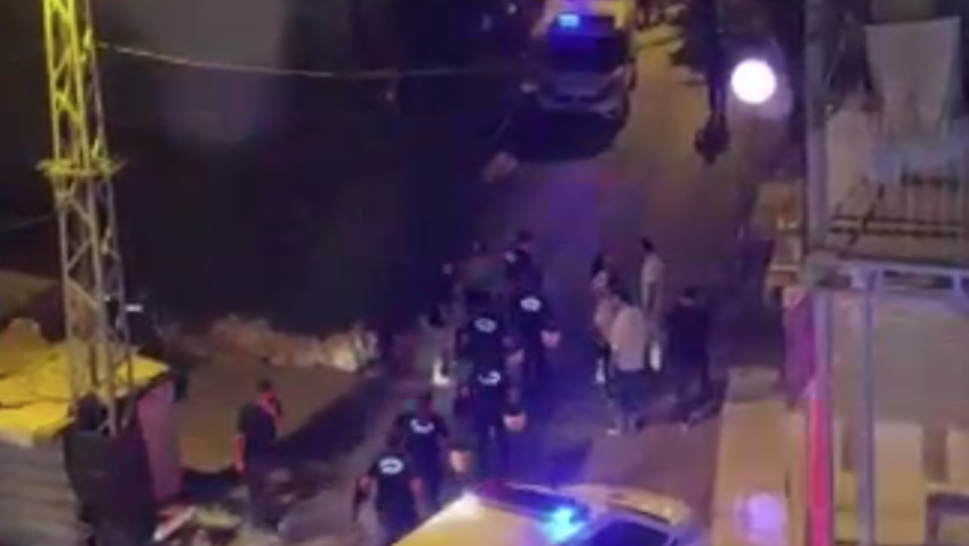 Balkonda komşularının kavgasını izlerken vuruldu