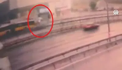 Küçükçekmece'de 3 kişinin öldüğü kazanın görüntüleri ortaya çıktıKüçükçekmece'de bir otomobilin İETT otobüsüne çarpması sonucu 3 kişi yaşamını yitirdi.
