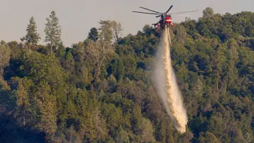 ABD'de yangına müdahale eden helikopter düştü