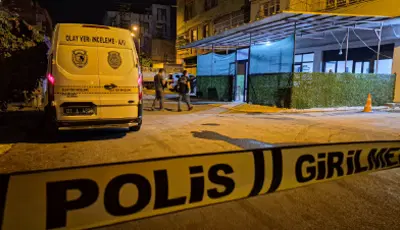 Kahvehaneye silahlı saldırı. 3 kişi yaralandıAdana'da yüzünü kapüşonuyla kapatan kimliği belirsiz şüpheli gece yarısı girdiği kahvehanede rastgele ateş açtı. 3 kişi vuruldu.