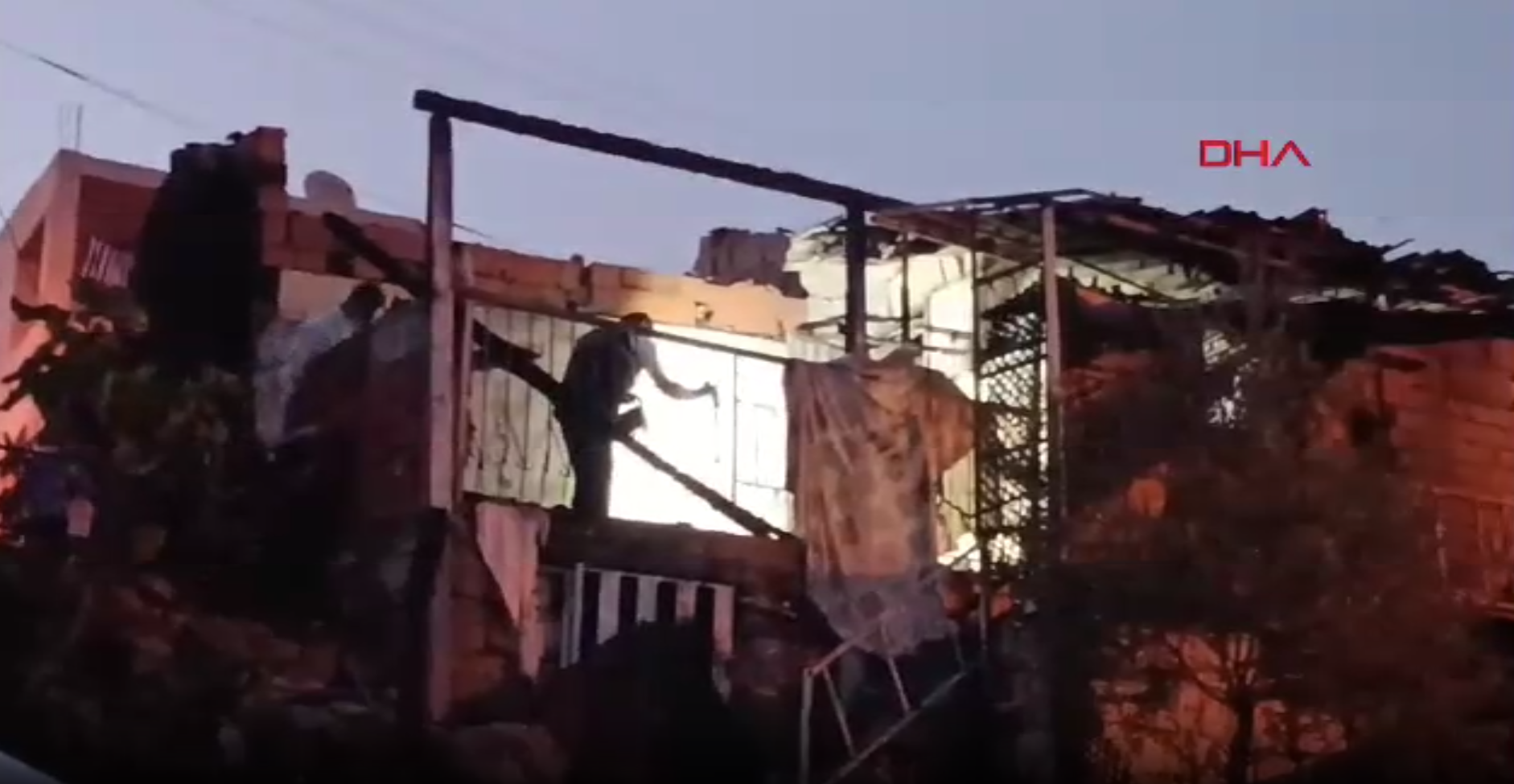 Bir torununu kurtardı, diğerini kurtarmak için alevlerin içine geri girdi