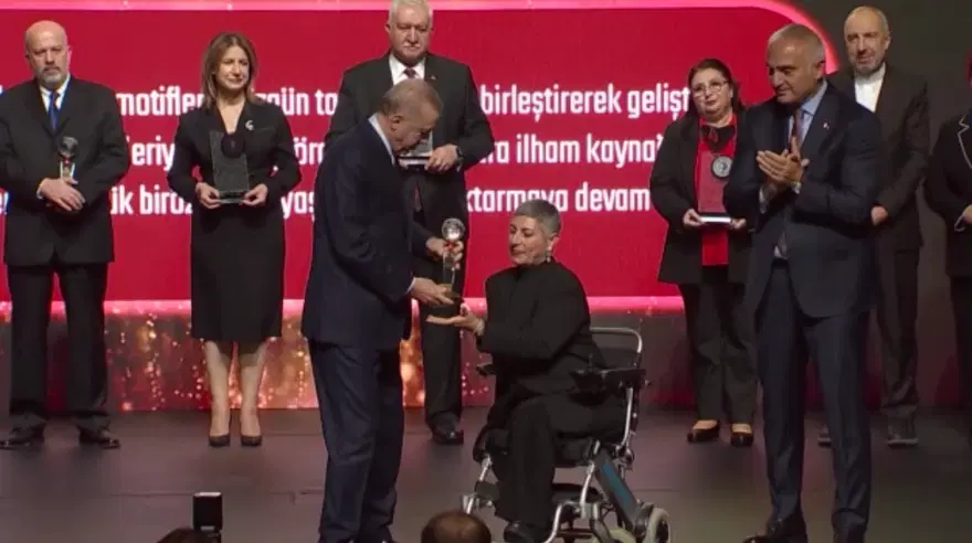 Depremde çocukları ve eşi öldü, engelli kaldı. Azmiyle "Yaşayan insan hazinesi" oldu 2 Depremde çocukları ve eşi öldü, engelli kaldı. Azmiyle "Yaşayan insan hazinesi" oldu 2