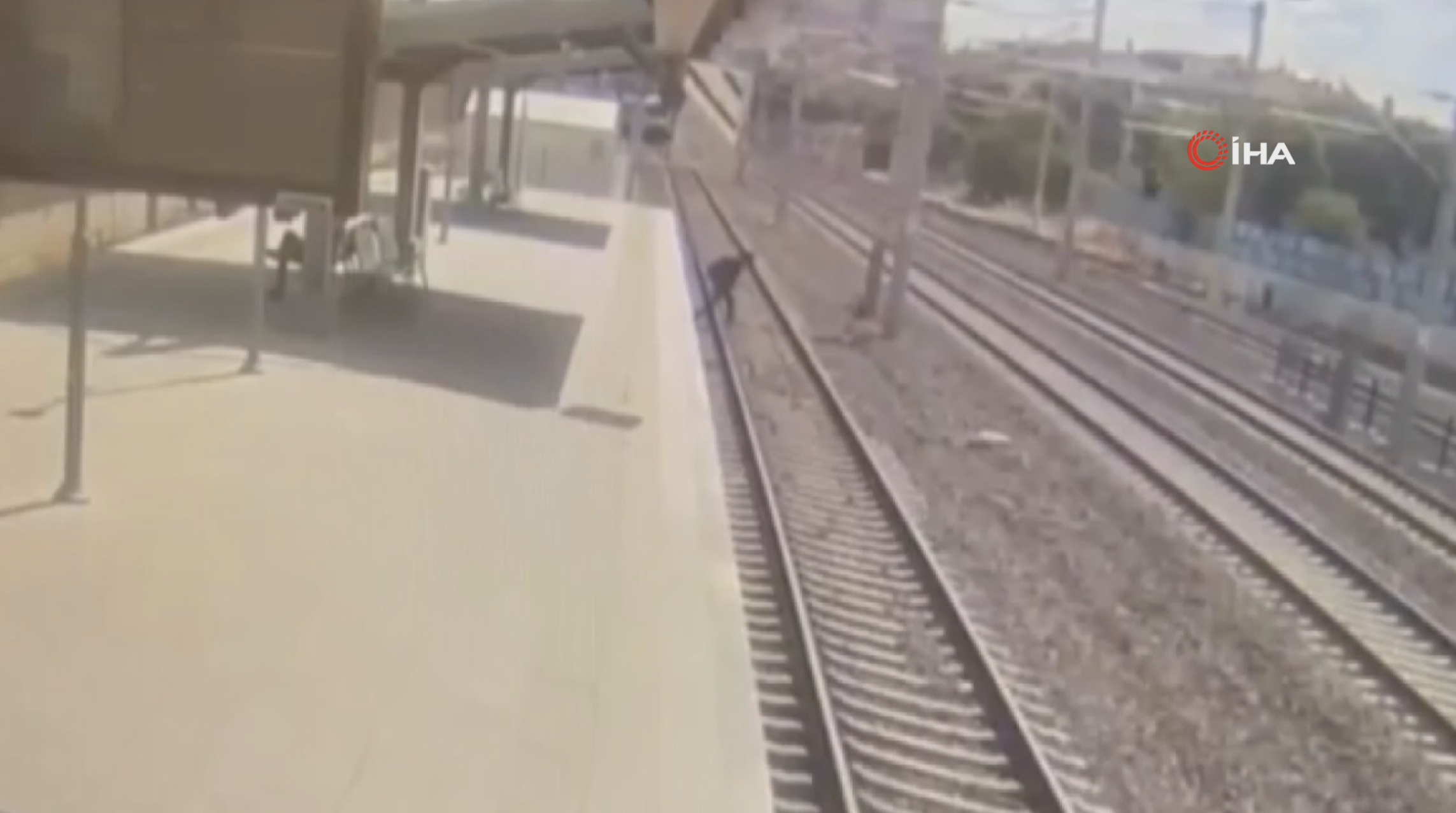 Tren raylarına atlayan doktor yaşamını yitirdi