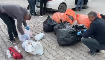 Hakkari ve Samsun’da uyuşturucu operasyonu. 265 kilo skunk ele geçirildiJandarmanın Hakkari ve Samsun’da düzenlediği operasyonlarda 265 kilogram skunk ele geçirilirken, gözaltına alınan 4 şüpheliden 3’ü tutuklandı.