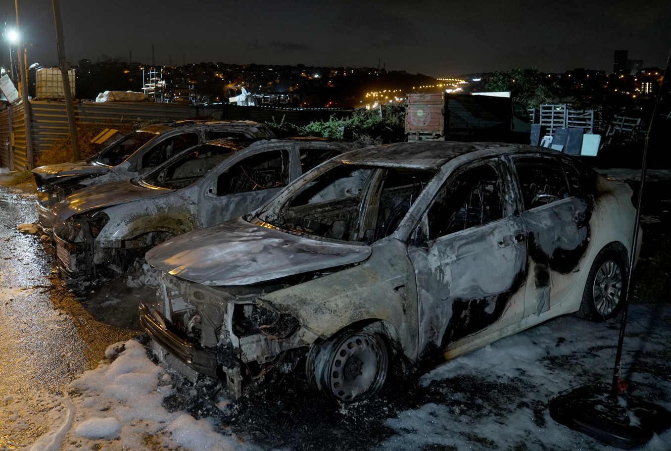 Galerideki araçlar alevlere teslim oldu. Kundaklama şüphesi üzerinde duruluyorAvcılar'da bir otomobil galerisinde çıkan yangında 3 araç yanarak kullanılamaz hale geldi.