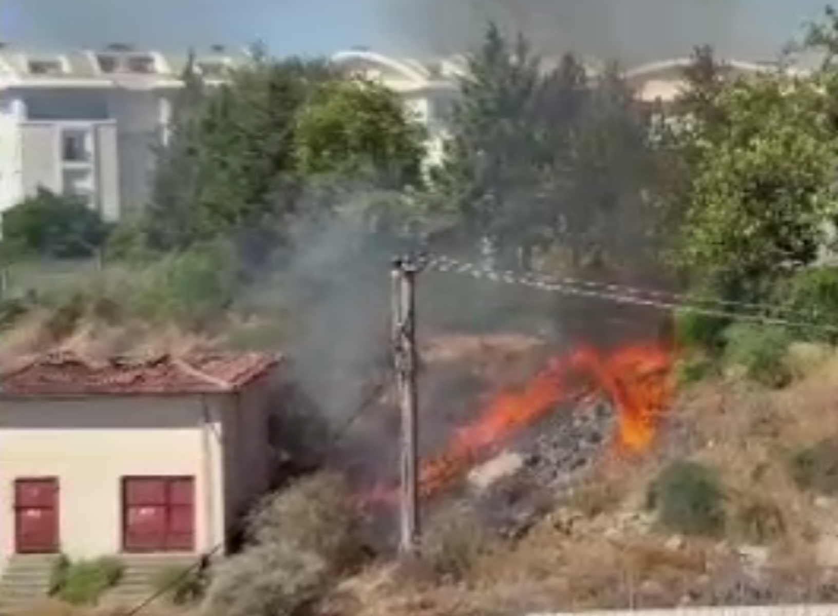 Trafo patladı, kuru otlar tutuştu