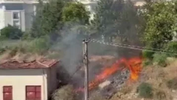 Trafo patladı, kuru otlar tutuştu